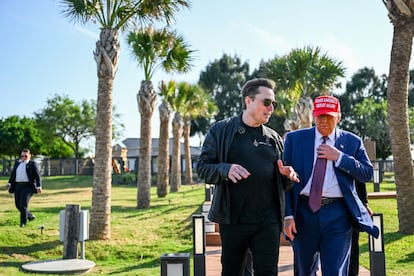 Elon Musk y Donald Trump, antes de presenciar el lanzamiento de un cohete de SpaceX en Texas.