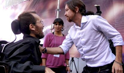 Echenique e Iglesias se saludan en la asamblea de Podemos, en la plaza de toros de Vistalegre, el pasado 19 de octubre.
