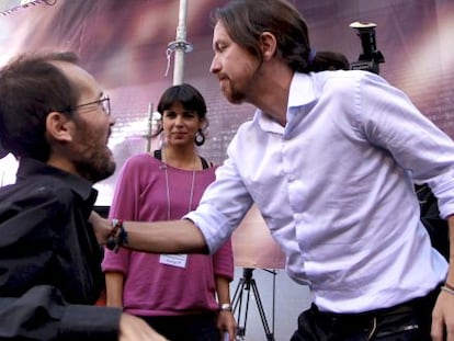 Echenique e Iglesias se saludan en la asamblea de Podemos, en la plaza de toros de Vistalegre, el pasado 19 de octubre.