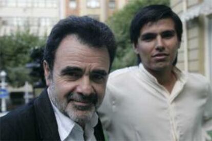 El director argentino Carlos Sorín (a la izquierda) e Ignacio Benítez, en 2006 en el Festival de San Sebastián.