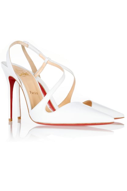 Zapato abierto de Louboutin con tira que va de lado a lado del pie. ¿La contraposición? El color rojo de su icónica suela (495 euros).