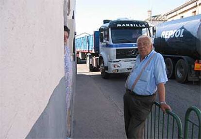 María Sánchez y Gregorio Briones, a la puerta de su casa, junto a la carretera.