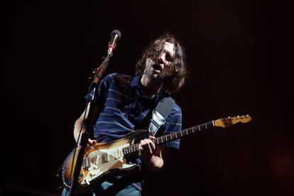 El guitarra líder del grupo, John Frusciante, durante el concierto de Barcelona.