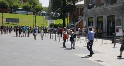 Varios turistas durante su visita al Museo del Prado de Madrid. 