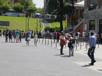 Varios turistas durante su visita al Museo del Prado de Madrid, la comunidad autónoma con mayor renta per cápita de España.