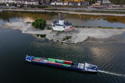 Un portacontenedores pasa por el castillo de Pfalzgrafenstein, en medio del río Rin en Kaub (Alemania).