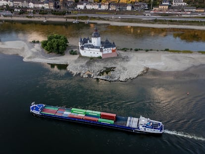 Un portacontenedores pasa por el castillo de Pfalzgrafenstein, en medio del río Rin en Kaub (Alemania).