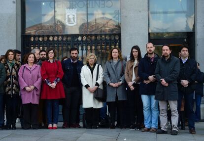 Manuela Carmena acompañada de parte de su equipo y Pablo Iglesias guardando un minuto de silencio en la puerta del Ayuntamiento