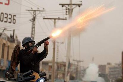 Un policía antidisturbios lanza gases lacrimógenos en la manifestación de ayer en Islamabad.