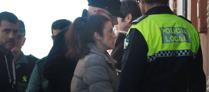La presunta infanticida, a la llegada a su casa para un registro policial.