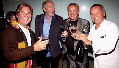 Kurt Russell, a la izquierda, brinda durante una fiesta con el fot&oacute;grafo Greg Gorman, el actor Udo Kier y el cocinero Wolfgang Puck.