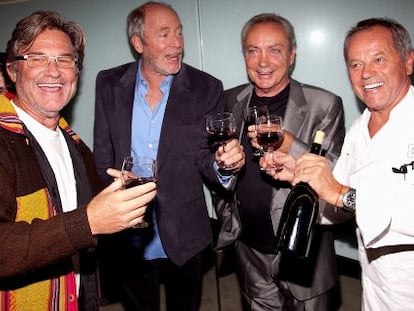 Kurt Russell, a la izquierda, brinda durante una fiesta con el fot&oacute;grafo Greg Gorman, el actor Udo Kier y el cocinero Wolfgang Puck.