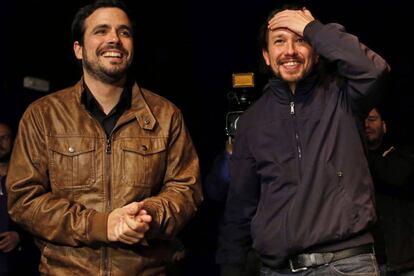 Los líderes de Podemos, Pablo Iglesias (d), y de Izquierda Unida, Alberto Garzón (i), salen de la sala Mirador.