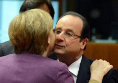 La canciller alemana, Angela Merkel, salundando al presidente franc&eacute;s Franoise Hollande. 