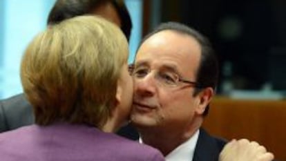 La canciller alemana, Angela Merkel, salundando al presidente franc&eacute;s Franoise Hollande. 