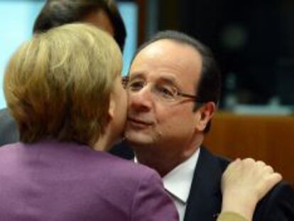 La canciller alemana, Angela Merkel, salundando al presidente franc&eacute;s Franoise Hollande. 