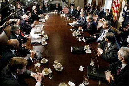 El presidente Bush se reúne con su gabinete en la Casa Blanca antes de remitir los Presupuestos al Congreso.
