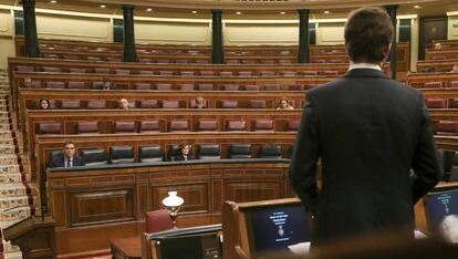 El líder del PP, Pablo Casado, habla desde su escaño, este miércoles en el Congreso.