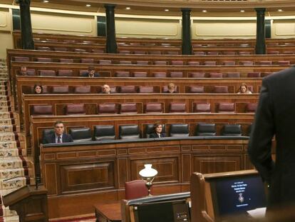 El líder del PP, Pablo Casado, habla desde su escaño, este miércoles en el Congreso.