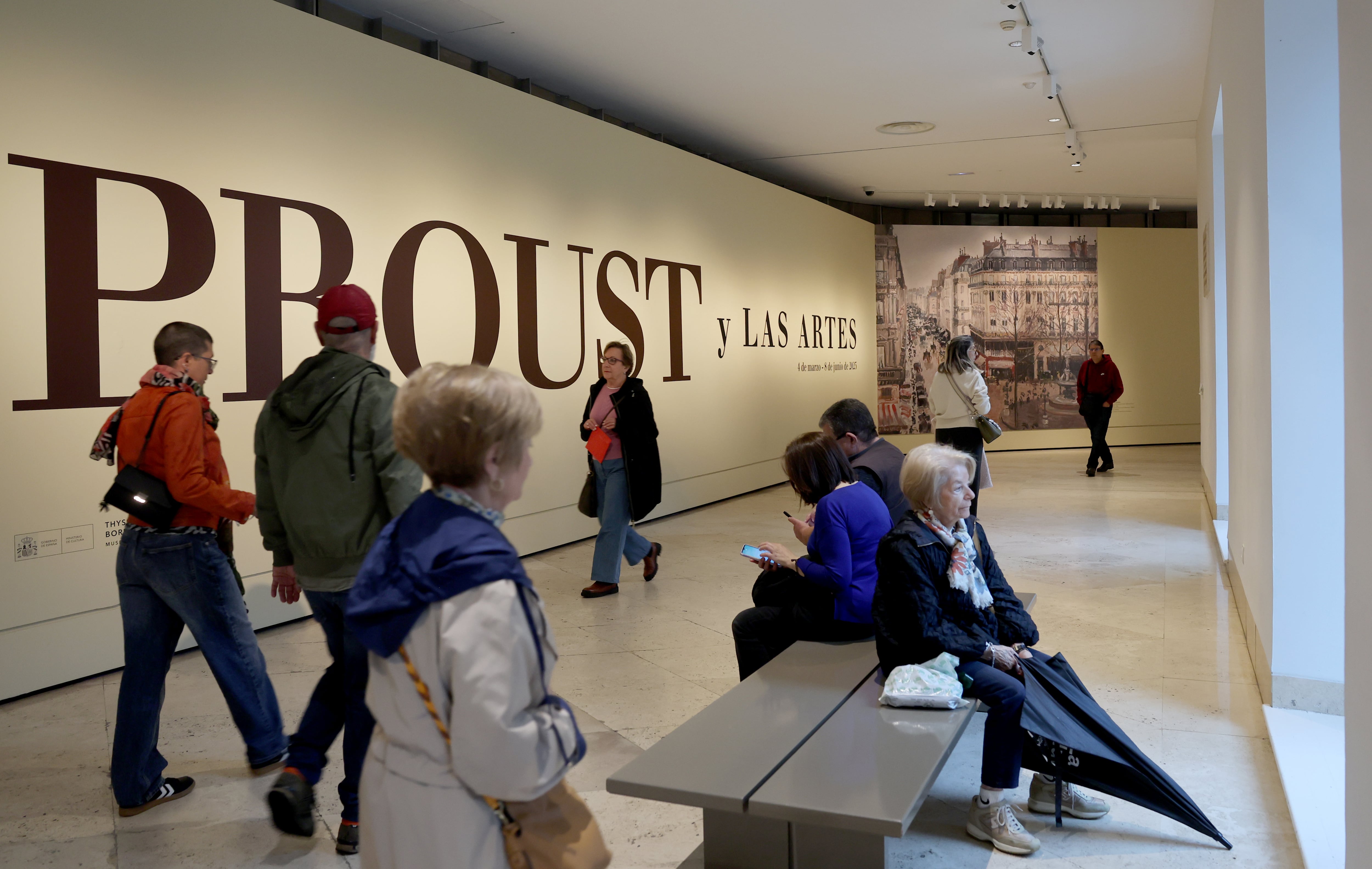 Varias personas esperan a la entrada de la exposición ‘Proust y las artes’, en el Museo Nacional Thyssen-Bornemisza en Madrid.
