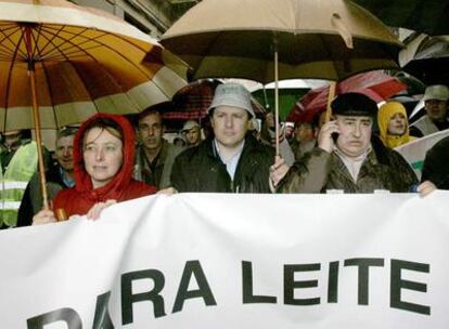 Los líderes de los tres sindicatos agrarios que se han manisfestado esta mañana en Santiago. De izquierda a derecha: Carmen Freire (Sidicato Galego Labrego), Francisco Bello (Xóvenes Agricultores) y Roberto García (Unións Agrarias)