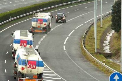 La Guardia Civil escolta un convoy de camiones en Cantabria para evitar actos de sabotaje por la huelga.