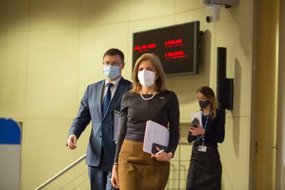 La comisaria europea de de Salud, Stella Kyriakides, seguida del vicepresidente ejecutivo de la Comisión Europea, Valdis Dombrovskis, durante la presentación del mecanismo de autorización de exportación de vacunas este viernes en Bruselas.