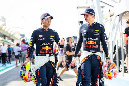 El piloto mexicano Checo Pérez junto al neerlandés Max Verstappen