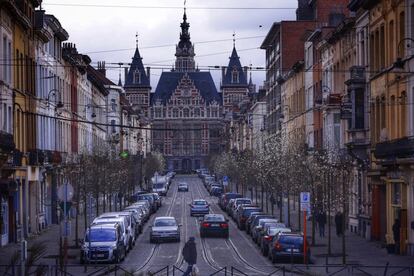 Edificio de la comuna de Schaerbeek. El barrio está en el punto de mira después de que el taxista que llevó a los terroristas al aeropuerto guiara a la policía hasta la casa donde los recogió, en la calle Max Roos.