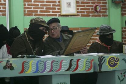 Luis Villoro, en el centro, con Marcos a su derecha en 2008.