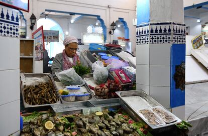 Un puesto de pescado y marisco en el marcado central de la ciudad marroquí.