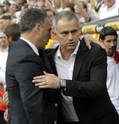 Caparrós se abraza con Mourinho en el último partido de Liga.