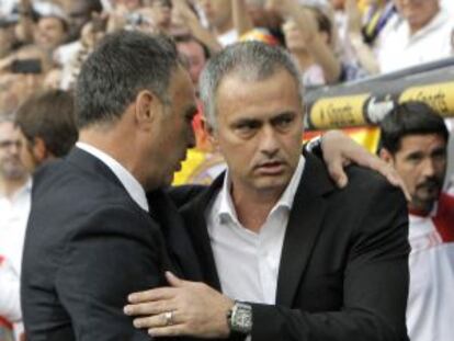Caparrós se abraza con Mourinho en el último partido de Liga.