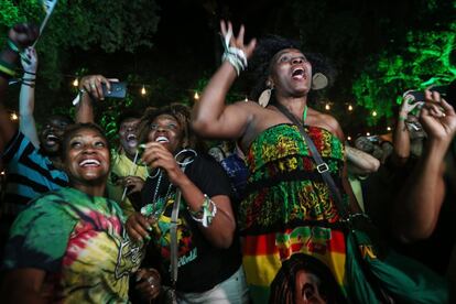 Seguidores de Jamaica celebran la victoria de Bolt.