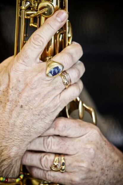 Las manos de Jorge Pardo abrazan su saxofón.