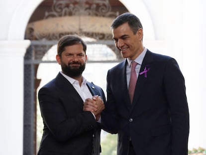 El presidente de Chile, Gabriel Boric (izquierda), estrechaba la mano de Pedro Sánchez, este viernes en el palacio de la Moneda, en Santiago.