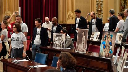 Los diputados del grupo socialista abandonan el Parlamento balear tras dejar fotografías de víctimas del franquismo en sus escaños el pasado 20 de junio.