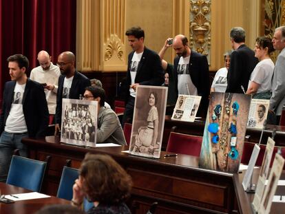 Los diputados del grupo socialista abandonan el Parlamento balear tras dejar fotografías de víctimas del franquismo en sus escaños el pasado 20 de junio.