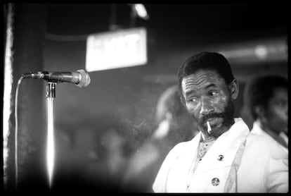 Lee 'Scratch' Perry em um concerto de Londres em janeiro de 1984.