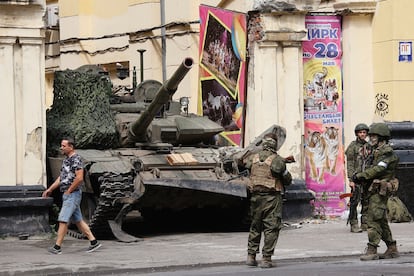 Wagner group mercenaries guard an area of Rostov. "We have arrived here [Rostov-on-Don]. We want the chief of the General Staff [Valery Gerasimov] and [Defense Minister Sergey] Shoigu to be handed over to us. While they do not appear, we will be here, blockading the city of Rostov and going to Moscow," Wagner's chief, Yevgeny Prigozhin, threatened.