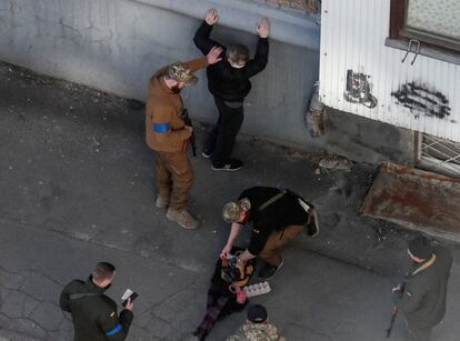 Miembros de las Fuerzas de Defensa Territorial de Ucrania registran a un hombre en una calle de Kiev, el martes. La capital de Ucrania inició este pasado lunes por la mañana un nuevo toque de queda, que se extiende hasta el miércoles. La finalidad de esta medida —que es la tercera vez que se impone a los ciudadanos desde el comienzo de la guerra, el pasado 24 de febrero— es combatir con mayor eficacia a supuestos grupos de enemigos infiltrados en la ciudad, según las autoridades.