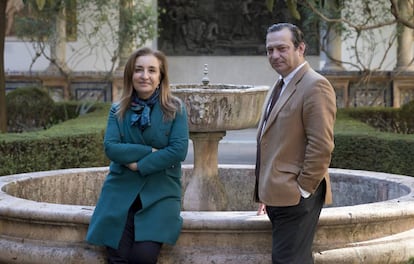 Valme Muñoz e Ignacio Cano, comisarios de la exposición 'Murillo. IV centenario', en unos de los patios del Museo de Bellas Artes de Sevilla.