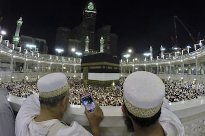 Peregrinos musulmanes fotografían el lugar sagrado de La Kaaba, en la Gran Mezquita de La Meca.