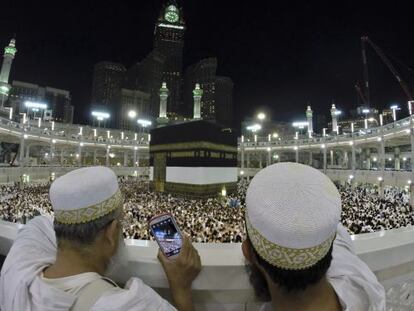 Peregrinos musulmanes fotograf&iacute;an el lugar sagrado de La Kaaba, en la Gran Mezquita de La Meca.