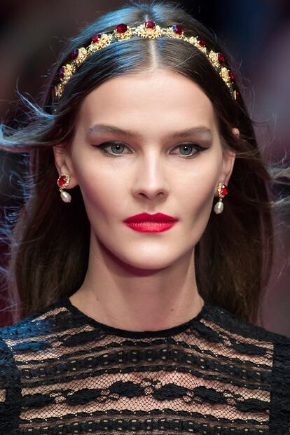 En Dolce & Gabbana, fanáticos de las diademas especiales, no tienen miedo a combinar la suya con pendientes llamativos y maquillaje marcado. Una opción perfecta para subir un sencillo vestido liso.