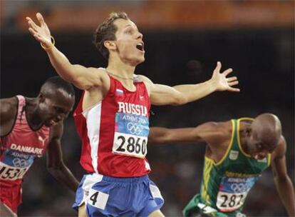 Yuriy Borzakovsky levanta los brazos tras ganar una carrera en 2004