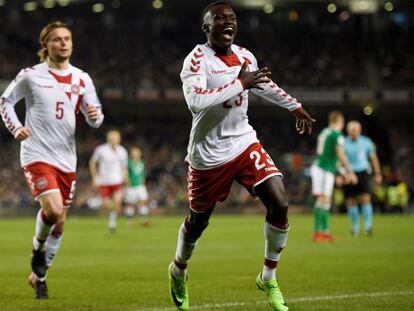 Pione Sisto celebra un gol con Dinamarca.