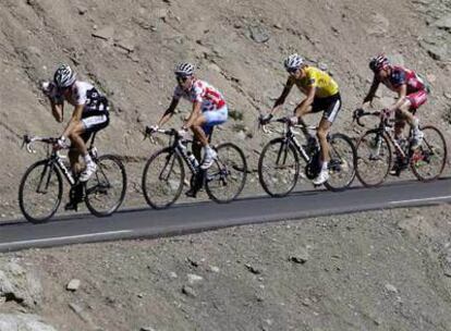 Sastre, Kohl, Schleck y Evans, de izquierda a derecha, durante la ascensión a La Bonette.