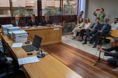 Los tres abogados de la minera Boliden y sus filiales, demandadas por el desastre de Aznalcóllar, en la audiencia previa celebrada en Sevilla este jueves.