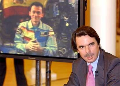 Jos Mara Aznar, ante la imagen de Pedro Duque recibida ayer en conexin con la Estacin Espacial Internacional.